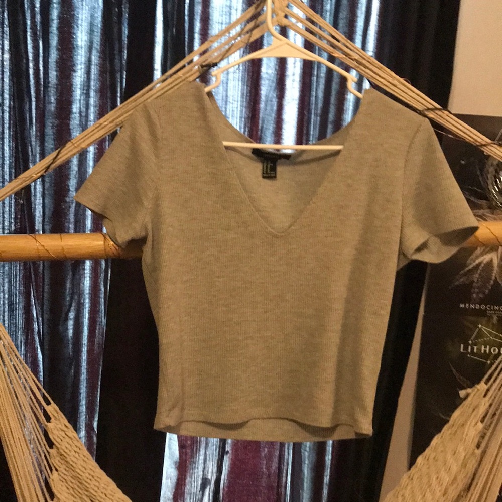 Cute gray v neck !